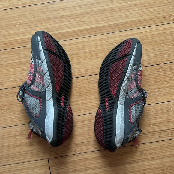 Teva Pull On Sneakers - Picture 2 of 3